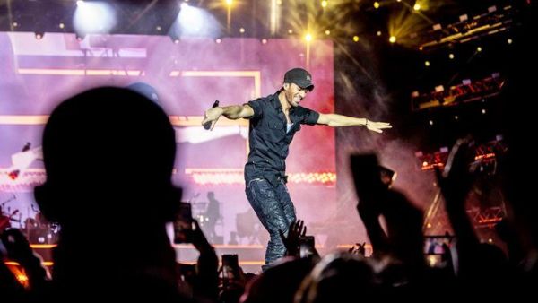 Music superstar Enrique Iglesias performs at a 2018 concert held in Riyadh. The coronavirus disease (COVID-19) pandemic may have hit the music industry but it has failed to dampen the spirits of music lovers in the Kingdom. (Social media)