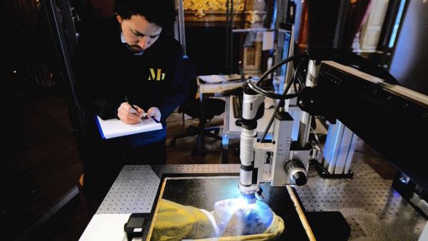 An outstanding close up of Vermeer's 'Girl with a Pearl Earring' through the lens of a Hirox 3D microscope (Twitter)