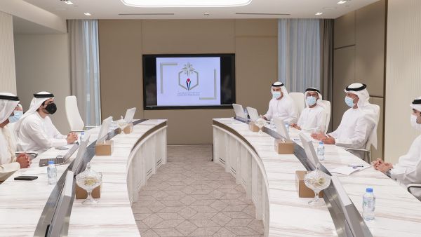 وتخلل الاجتماع أيضاً استعراض نتائج الاستبيان الذي قامت به الجمعية لتقييم الوضع الحالي للمرشدين السياحيين، حيث أوضح سعادة جاسم محمد البستكي، نائب رئيس مجلس إدارة جمعية الإمارات للمرشدين السياحيين، أن هناك بعض التحديات والمقترحات التي يجب الأخذ بها بعين الاعتبار وزارة الاقتصاد و"الإمارات للمرشدين السياحيين" تبحثان التعاون في تعزيز فرص المرشد السياحي المواطن