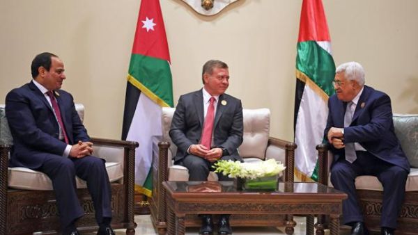 His Majesty King Abdullah meets with Egyptian President Abdel Fattah Al Sisi and Palestinian President Mahmoud Abbas on the sidelines of the Arab summit at the Dead Sea on Wednesday (AFP photo)