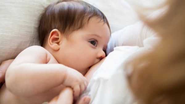 طبيب البوابة: 5 أسباب شائعة لنقص حليب الأم