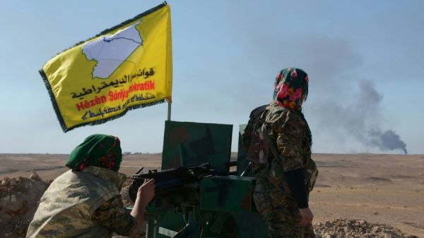 مقاتلتان من قوات "قسد"