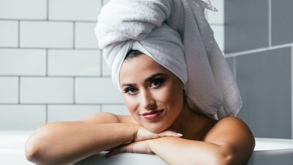 هل الاستحمام بالماء الساخن سبب لتساقط الشعر في الشتاء؟