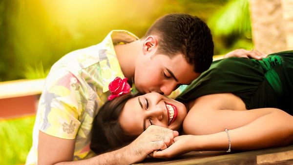  7 أنواع من القبلات وما تعنيه