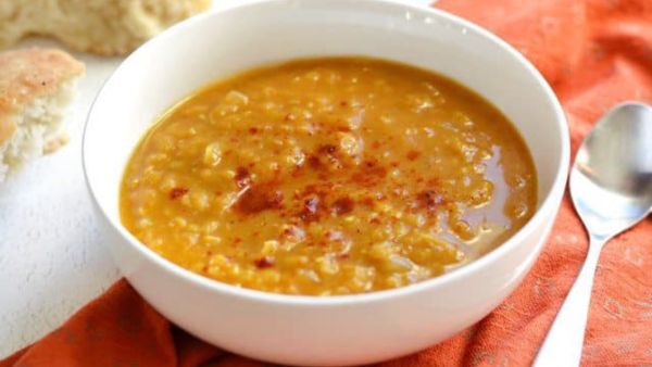شوربة العدس واليقطين الأحمر بالكاري