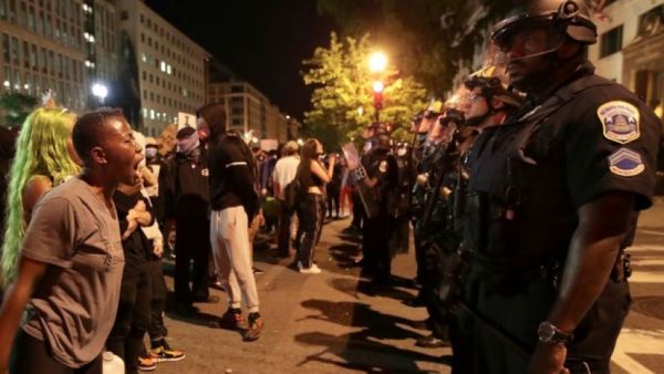 مقتل جورج فلويد، هو الحدث الذي أدى إلى تفجر شعار “أوقفوا تمويل الشرطة”