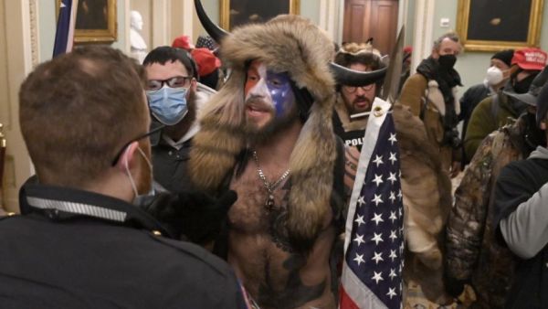 "ذو القرنين" يقود مجموعات الاقتحام لمبنى الكونجرس