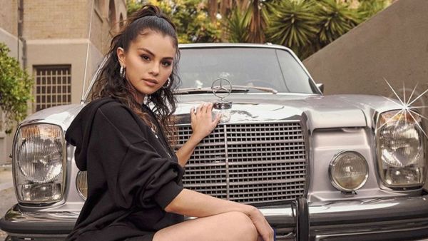 Gomez uploaded artwork for the track