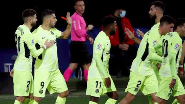سواريز (الثاني من اليسار) يقود أتلتيكو مدريد لفوز جديد