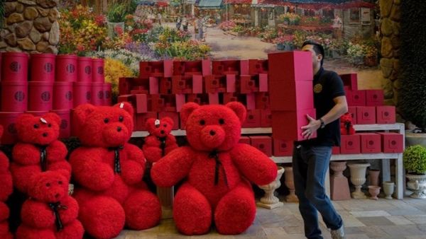 تركيا.. تخفيف حظر التجول لباعة الورود في عيد الحب