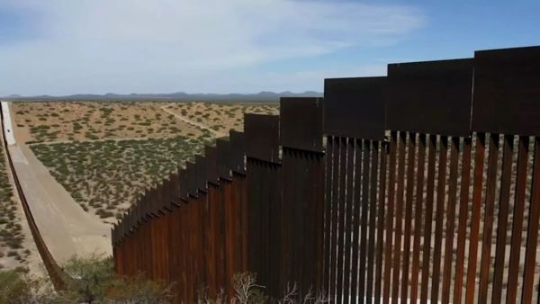 الرئيس المكسيكي يرحب بقرار بايدن الخاص بوقف بناء الجدار الحدودي