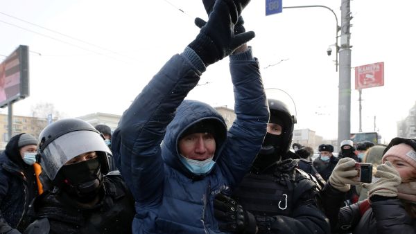 اعتقالات واتهامات لمشاركين بمسيرة بفيينا ضد إجراءات كورونا