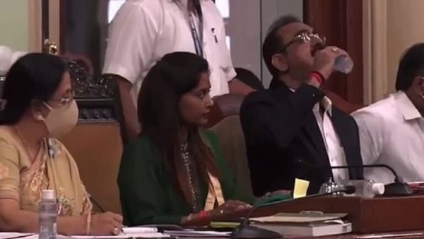 مسؤول هندي يشرب معقما لليدين ظنا منه أنه زجاجة ماء!