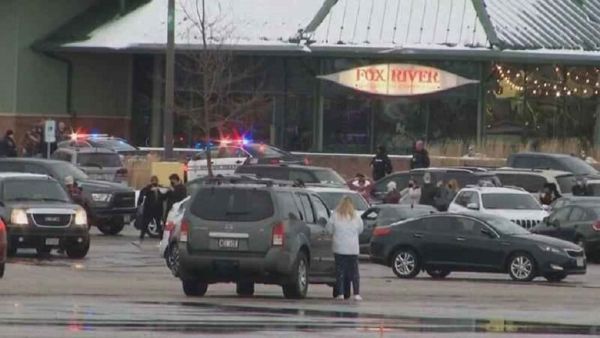 أمام مركز فوكس ريفير للتسوق