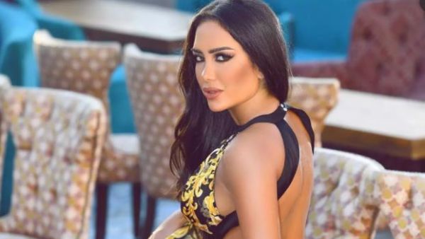 الراقصة اللبنانية اليسار