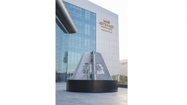 تعرض الاتحاد القطع الفنية في مقرها الرئيسي وتأمل بتكليف المزيد من الأعمال المماثلة في المستقبل. الاتحاد للطيران تبرم شراكة مع مصممات محليات لإعادة تدوير القطع المستغنى عنها في الطائرات