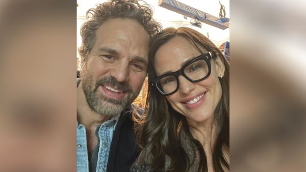 The picture shows Garner and Ruffalo smiling for the camera