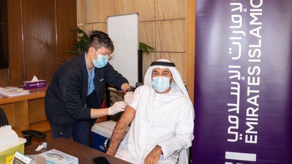 "الإمارات الإسلامي" يطلق برنامج التطعيم لموظفيه في الدولة