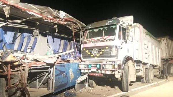 تصادم حافلة ركاب بسيارة نقل بمقطورة