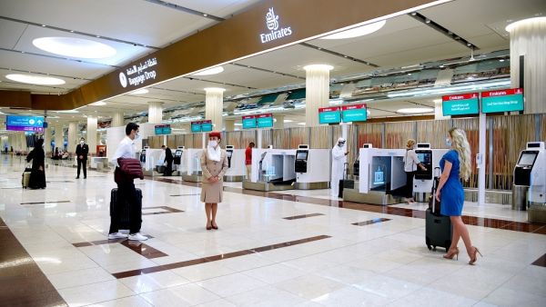 أكشاك إجراءات السفر بدون تلامس لركاب طيران الإمارات في دبي