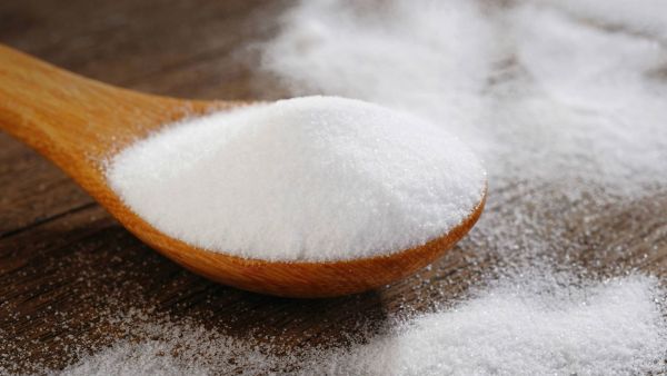 سبب رائحة الفم الكريهة هو تناول أو شرب الأطعمة ذات الرائحة النفاذة