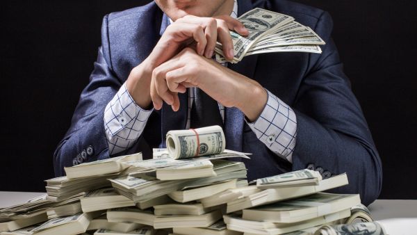 لن تكون العادة الأخيرة التي يشاركها الأثرياء مفاجأة، فعندما يحتاجون إلى المساعدة