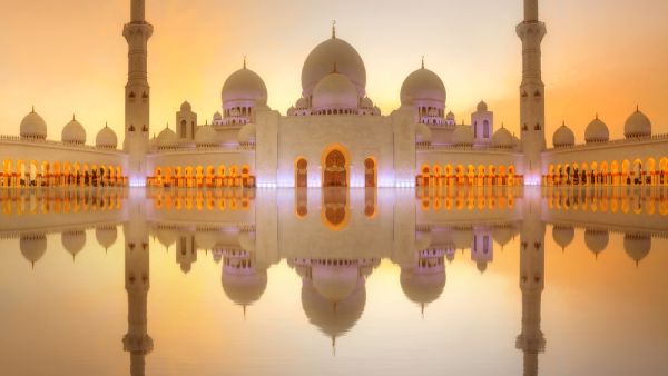 Sheikh Zayed Grand Mosque at dusk, Abu-Dhabi, UAE  (Shutterstock)	 Sheikh Zayed Grand Mosque at dusk, Abu-Dhabi, UAE  (Shutterstock)