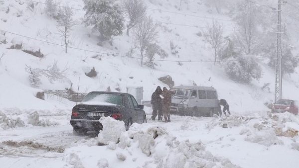 اكتست جبال لبنان بالثلوج في مناظر قل نظيرها لهذا العام