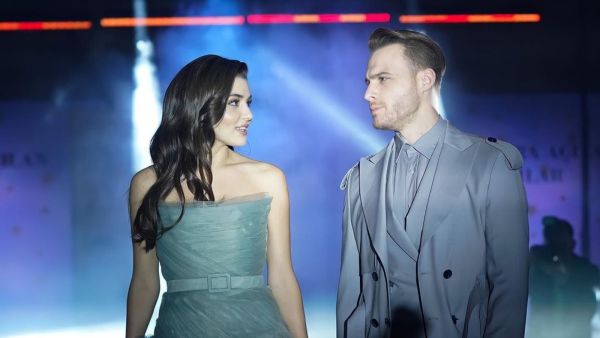  'When Will They Announce Their Love?' Kerem Bürsin Flirts Hande Erçel: You Look So Beautiful (Video)