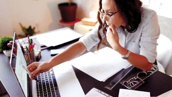 من الواضح تماما أن التركيز المستمر على الشاشة يمكن أن يضع العين تحت ضغط رهيب