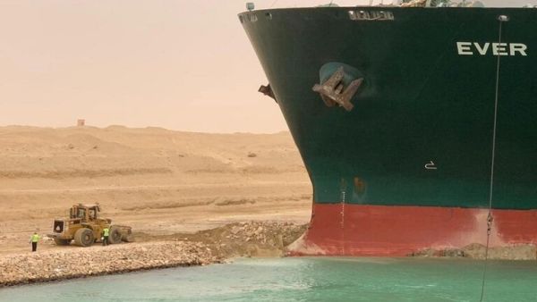 السفينة العالقة