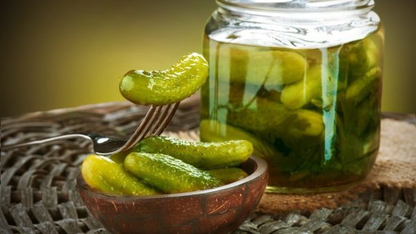 القليل من ماء المخلل قد يحسن رائحة الفم،