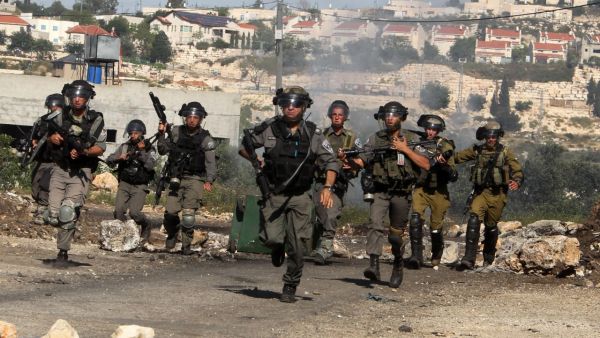 قوة إسرائيلية خاصة تعتقل فلسطينيا وسط الضفة
