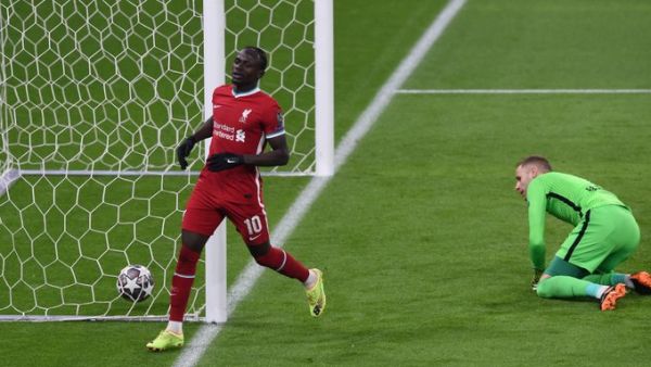 ماني يقود ليفربول للفوز أوروبياً بعد سلسلة من الخسائر المحلية