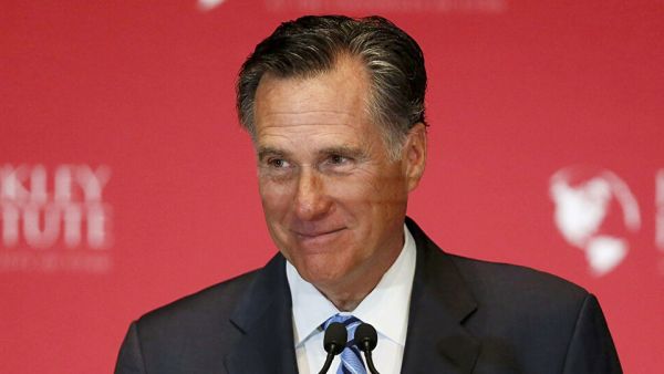 ميت رومني، وقد بدت علامات السقوط على عينه