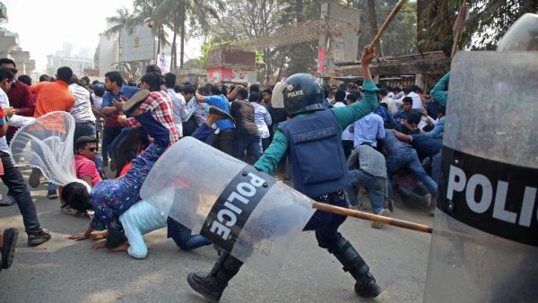 Police clash with activists in Dhaka 