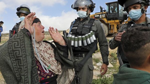 Palestinian women confronts armed Israeli soldiers 