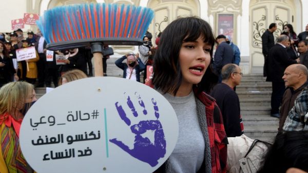 Tunisian women demonstrate 