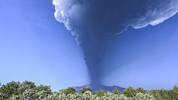  جبل "إتنا" في جزيرة صقلية