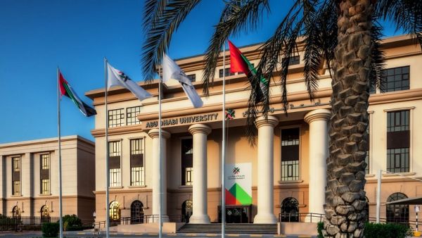 جامعة أبوظبي طلبة جامعة أبوظبي يبتكرون روبوتاً يوظف الذكاء الاصطناعي في مساعدة أصحاب الهمم على التسوق