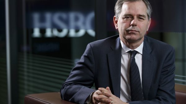 دانيال هوليت، رئيس الخدمات المصرفية التجارية لدى HSBC في الشرق الأوسط وشمال إفريقيا وتركيا تشجيع شركات الأعمال في الشرق الأوسط الراغبة في تعزيز برامج الخاصة بالحوكمة البيئية والاجتماعية والمؤسسية على الاشتراك في برنامج "Living Business"