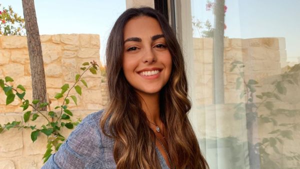 Miss Lebanon Valerie Abou Chacra Announces Pregnancy While Sporting Sexy Nightgown (Video)