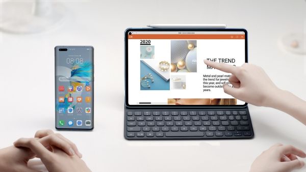 سيعمل تحديث EMUI 11 على تمكين HUAWEI MatePad Pro بمزايا جديدة تتيح له التفاعل بسلاسة مع الأجهزة الأخرى، وبالتالي توفير المزيد من الراحة والتجارب الجديدة التي لم تكن متاحة من قبل. حسِّنوا إنتاجيتكم اليومية مع جهاز HUAWEI MatePad Pro اللوحي المعزز بتحديث EMUI 11 الجديد