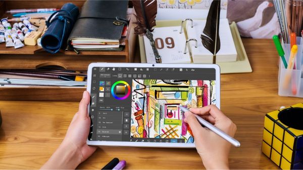 يتميّز الجهاز اللوحي أيضاً بخاصية Huawei Share التي تتيح للمستهلكين القدرة على التنقل بسلاسة بين الأجهزة المختلفة. الإصدار الجديد من جهاز HUAWEI MatePad اللوحي أصبح متوفراً الآن بالمتاجر في جميع أنحاء المملكة العربية السعودية