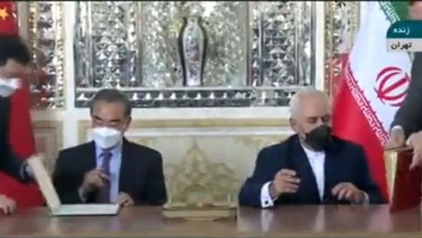 وزيرا الخارجية الإيراني، محمد جواد ظريف، والصيني، وانغ يي