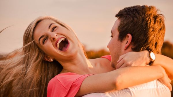 لماذا لا يشارك الأزواج السعداء حياتهم على وسائل التواصل الاجتماعي؟