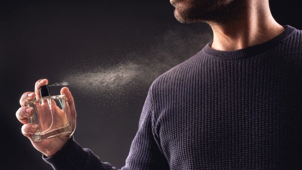 فينصح باختيار نوعيات تتماشى وما تتسم به هكذا مناسبات من طابع رسمي، ويوصى تحديداً باستخدام عطر عود وود من توم فورد.