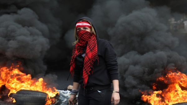 فتاة لبنانية محتجة