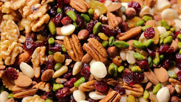 طبيب البوابة: المكسرات الجافة تساعد على زيادة الوزن