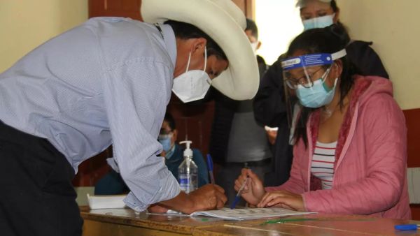 مدرّس من أقصى اليسار يتصدر انتخابات البيرو الرئاسية مع استمرار فرز الأصوات